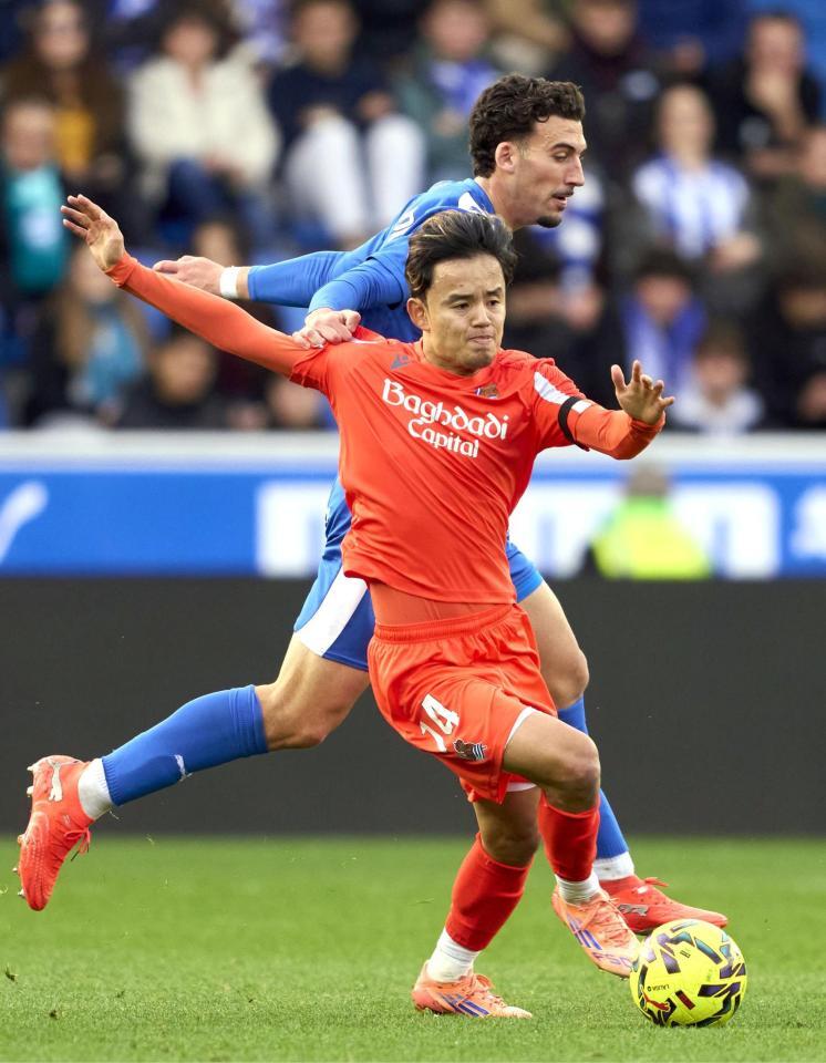 　アラベス戦で競り合うレアル・ソシエダードの久保（手前）＝共同