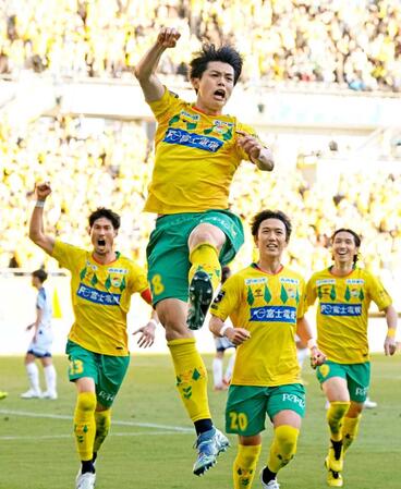 　後半、決勝ゴールを決め、喜ぶ千葉・河野（手前）