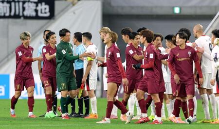 　引き分けで試合を終えタッチを交わす神戸イレブン（撮影・立川洋一郎）