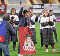 　サポーターからのねぎらいの言葉に応えて手を振る神戸・吉田孝行監督（撮影・立川洋一郎）