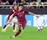 　後半、同点に追いつくＰＫを決める神戸・佐々木大樹（撮影・立川洋一郎）