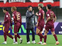 　引き分けで試合を終え、選手を迎えてタッチを交わす神戸・吉田孝行監督（中央）＝撮影・立川洋一郎