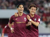 　前半、先制ゴールを決めて笑顔を見せる神戸・武藤嘉紀（左）と鍬先祐弥＝撮影・立川洋一郎