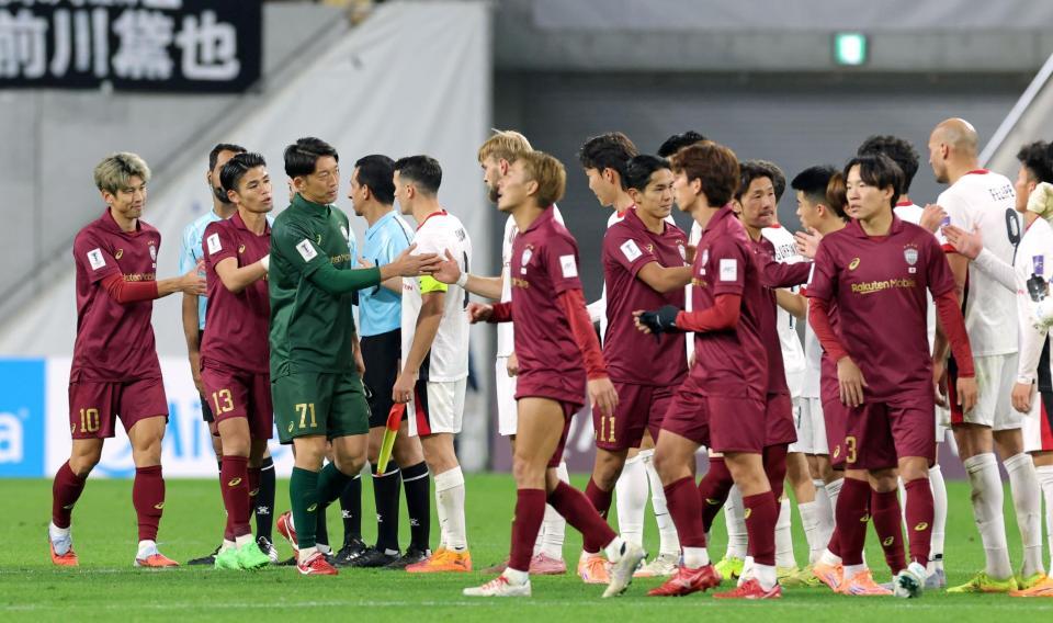 　引き分けで試合を終えタッチを交わす神戸イレブン（撮影・立川洋一郎）