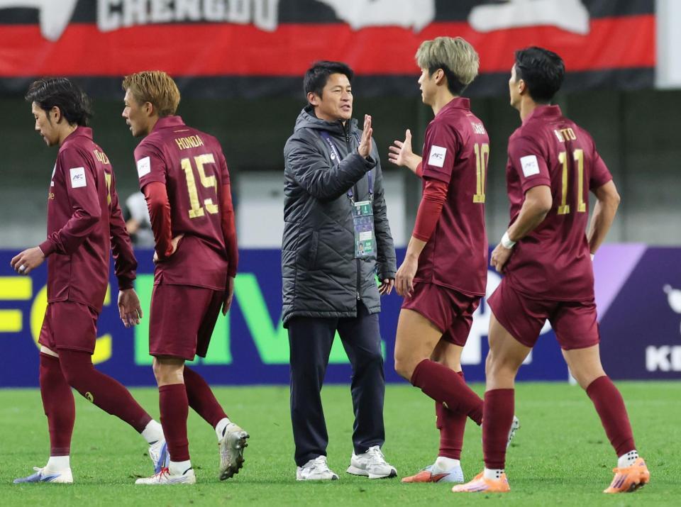 　引き分けで試合を終え、選手を迎えてタッチを交わす神戸・吉田孝行監督（中央）＝撮影・立川洋一郎