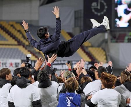 　試合後、選手たちから胴上げされて宙を舞う神戸・吉田監督