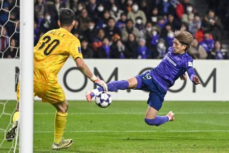 　広島-上海申花　後半、ゴール前に攻め込む広島・新井＝Ｅピース