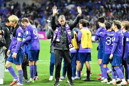 　サポーターからの声援に応えるスキッベ監督（撮影・畠山賢大）