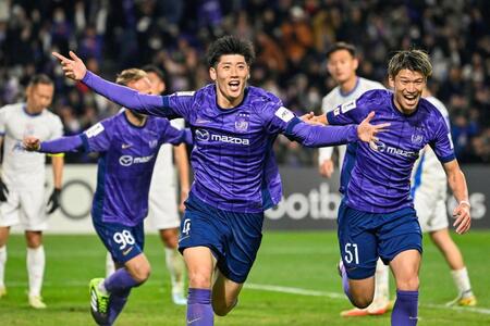 　後半、決勝ゴールを決め駆け出す広島・荒木（中央）