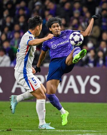 　前半、競り合う広島・ジャーメイン（右）