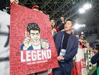 　サポーターたちから寄せ書きを手渡され笑顔を見せる神戸・吉田監督（撮影・立川洋一郎）