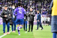 　ゴールを決めた荒木を笑顔で迎え入れるスキッベ監督（撮影・畠山賢大）