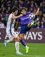 　前半、競り合う広島・ジャーメイン（右）