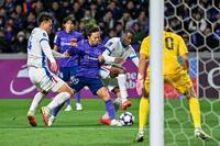 　前半、ゴール前で競り合う広島・中村（中央）＝Ｅピース