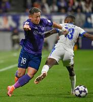 　前半、競り合う広島・菅（左）＝Ｅピース