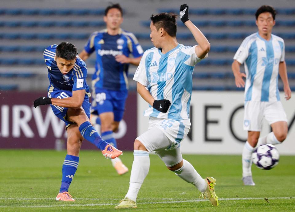 　前半、チーム２点目のゴールを決める町田・西村（左）