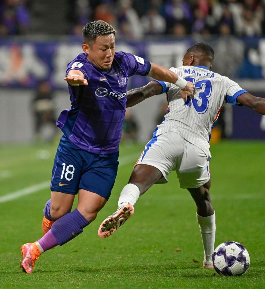 　前半、競り合う広島・菅（左）＝Ｅピース