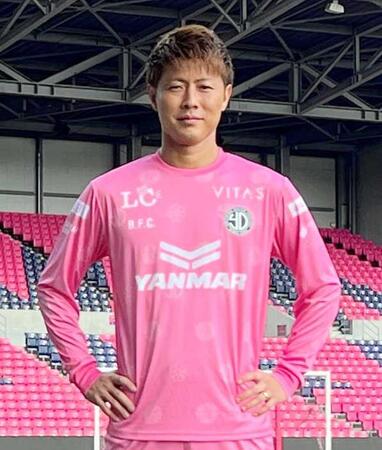 　引退試合のユニホームを披露する柿谷氏