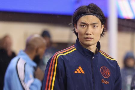 　カラバフ戦を前に会場入りするアヤックスの板倉滉＝１０日、アゼルバイジャン・バクー（ＡＰ＝共同）