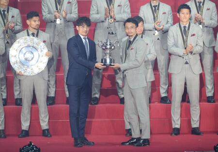 　トロフィーを受け取る鹿島・柴崎岳（前列右）＝撮影・石井剣太郎