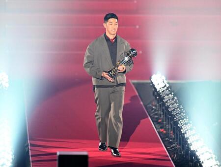 　ＭＶＰに選ばれ、トロフィーを持ちランウェイを歩く鹿島・早川