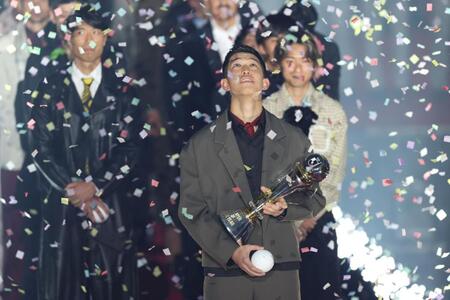 　最優秀選手賞に選ばれ感慨深げな表情を見せる鹿島・早川友基（撮影・石井剣太郎）