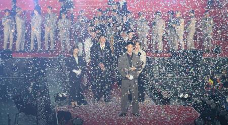 　最優秀選手賞を受賞した鹿島・早川友基（中央）＝撮影・石井剣太郎