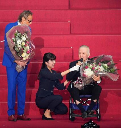 　「チェアマン特別賞」を受賞し、あいさつする木村和司氏（右）。左はラモス瑠偉氏