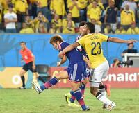 　Ｗ杯ブラジル大会のコロンビア戦で、カルロス・バルデス（右）のマークを受けながらシュートを放つ柿谷＝２０１４年