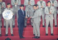 　トロフィーを受け取る鹿島・柴崎岳（前列右）＝撮影・石井剣太郎
