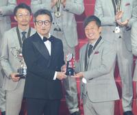 　優勝監督賞を受賞した鹿島・鬼木監督（右）＝撮影・石井剣太郎