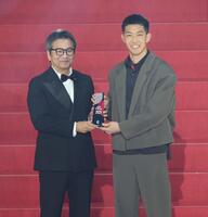 　最優秀選手賞に選ばれた鹿島・早川友基（右）＝撮影・石井剣太郎