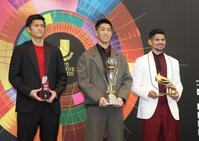 　（左から）ベストイレブンに選出された植田直通、最優秀選手賞の早川友基、得点王のレオセアラ（撮影・石井剣太郎）