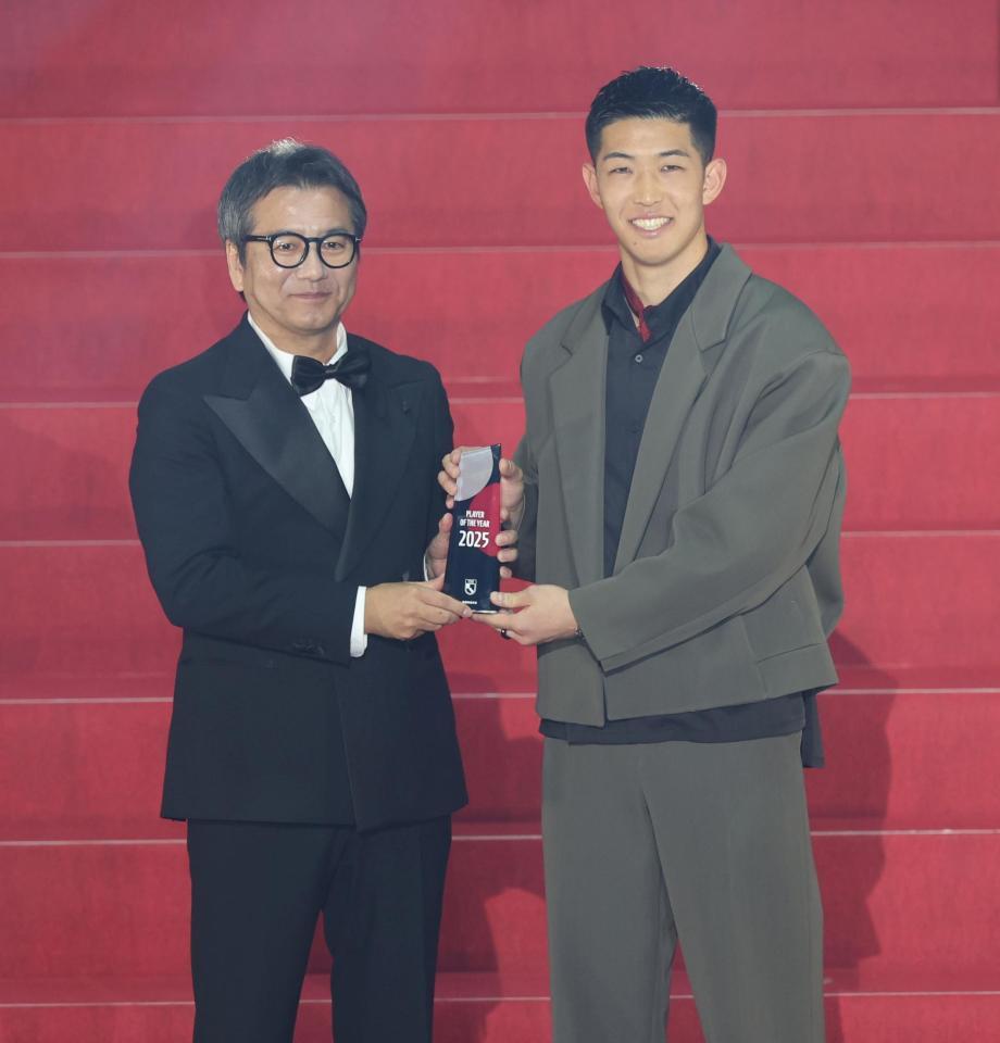 　最優秀選手賞に選ばれた鹿島・早川友基（右）＝撮影・石井剣太郎