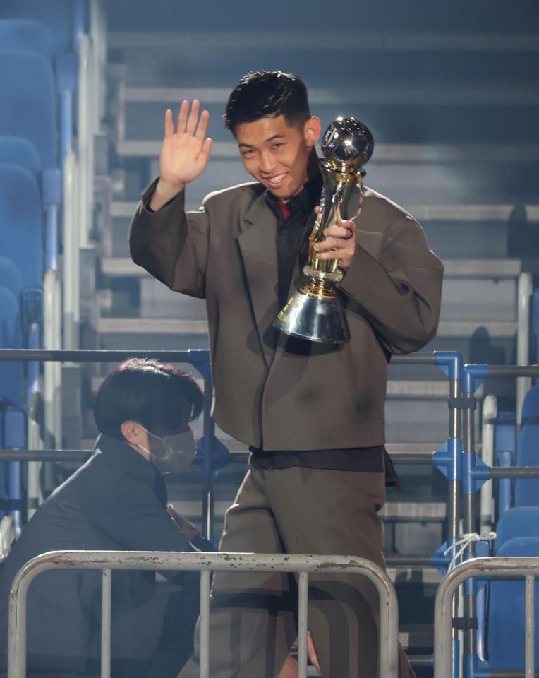 　最優秀選手賞に選ばれ、ファンに手を振る鹿島・早川友基（撮影・石井剣太郎）