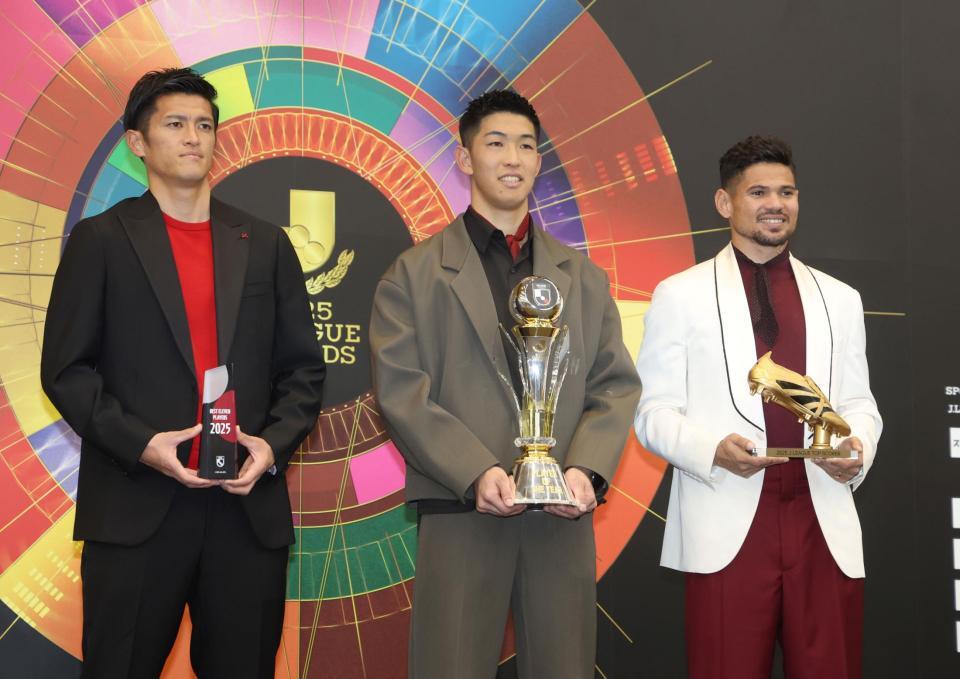 　（左から）ベストイレブンに選出された植田直通、最優秀選手賞の早川友基、得点王のレオセアラ（撮影・石井剣太郎）