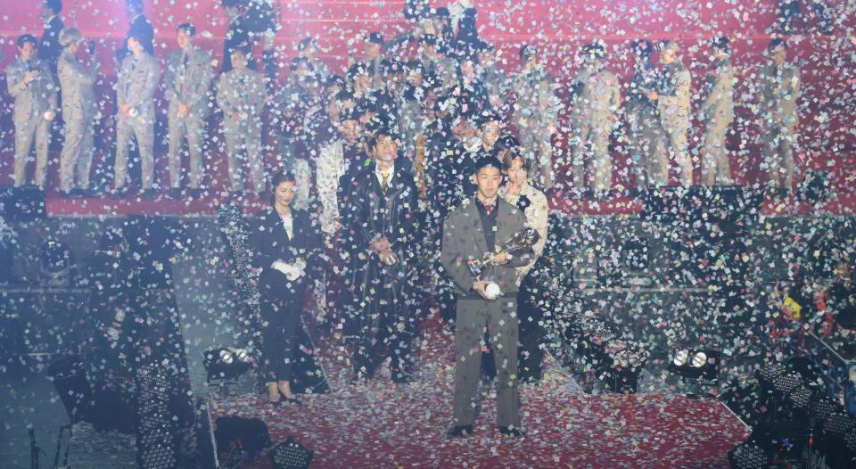 　最優秀選手賞を受賞した鹿島・早川友基（中央）＝撮影・石井剣太郎