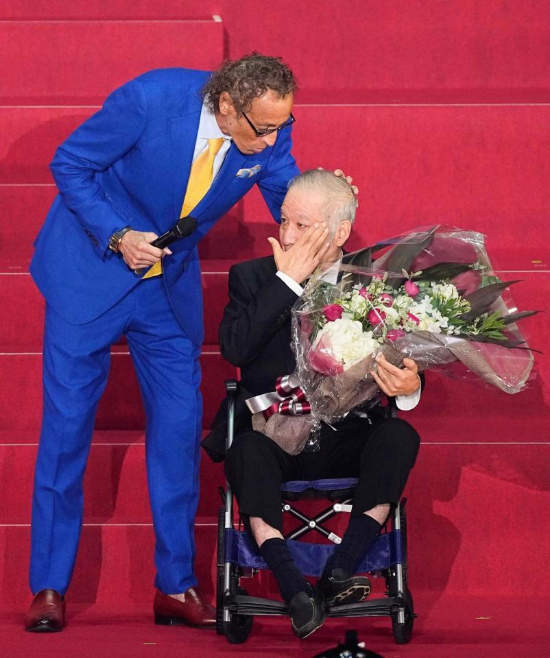 　「チェアマン特別賞」を受賞したラモス瑠偉氏（左）と木村和司氏