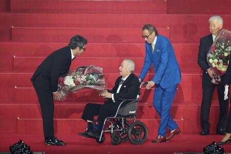 【写真】セルジオ越後氏　車いす姿の木村和司氏やラモス瑠偉氏と記念にパシャリ