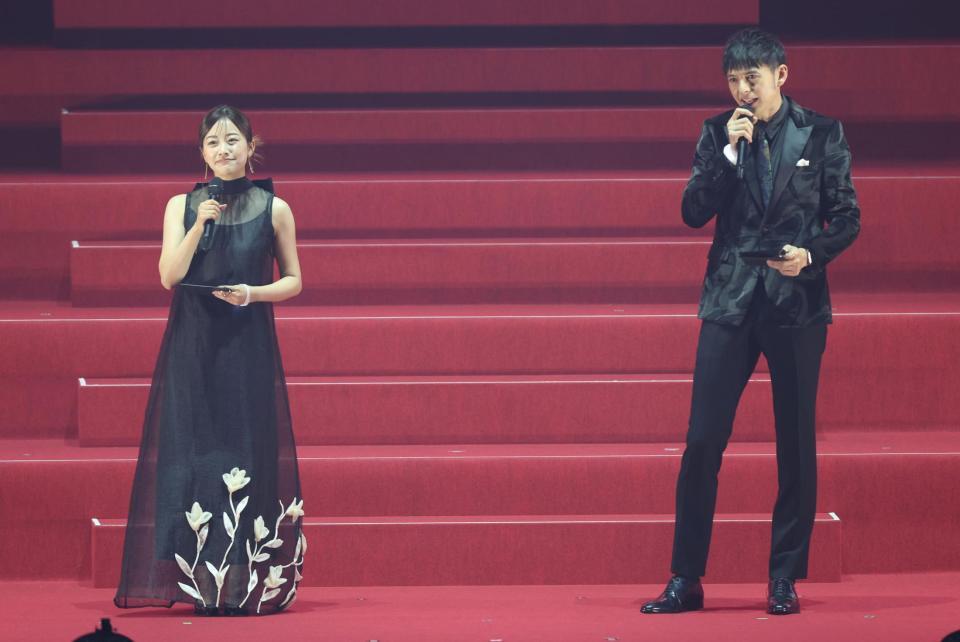 　司会を務める中川絵美里（左）とハリー杉山（撮影・石井剣太郎）