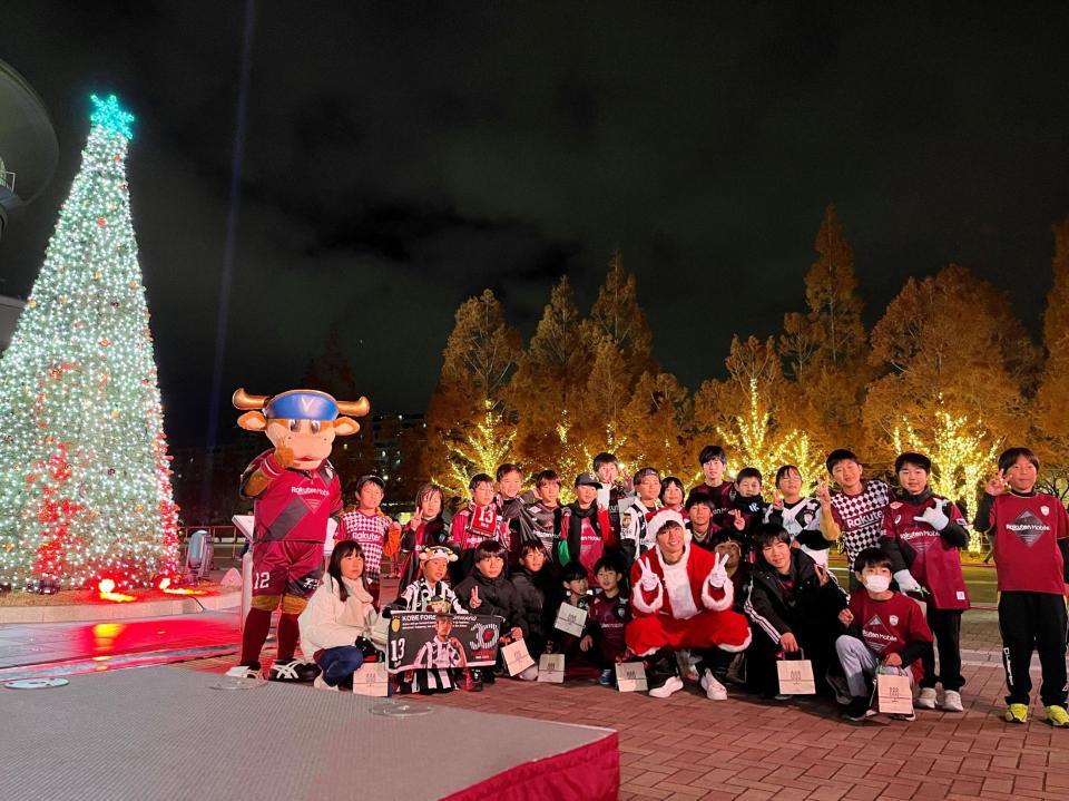 　点灯式にサンタクロース姿で出席した神戸ＭＦ佐々木