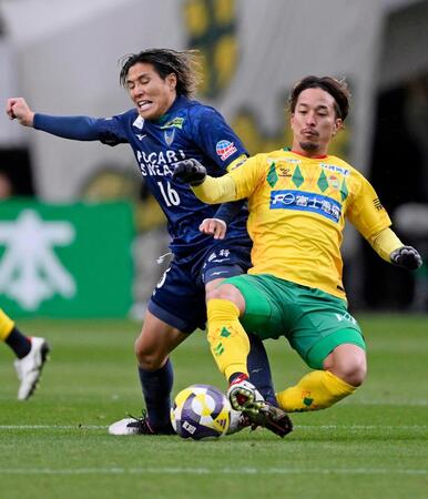 　後半、競り合う徳島・渡（左）と千葉・田口