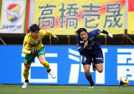 　前半、ドリブルで攻め込む徳島・渡（右）