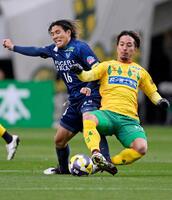 　後半、競り合う徳島・渡（左）と千葉・田口