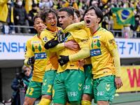 　後半、カルリーニョスジュニオ（右から２人目）が先制ゴールを決め、喜ぶ千葉イレブン