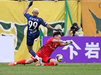 　後半、徳島・ルーカスバルセロス（９９）の突破を阻む千葉・ＧＫ若原