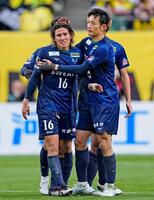 　後半、途中交代する徳島・渡（左）