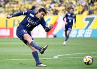 　前半、ゴールを狙う徳島・渡