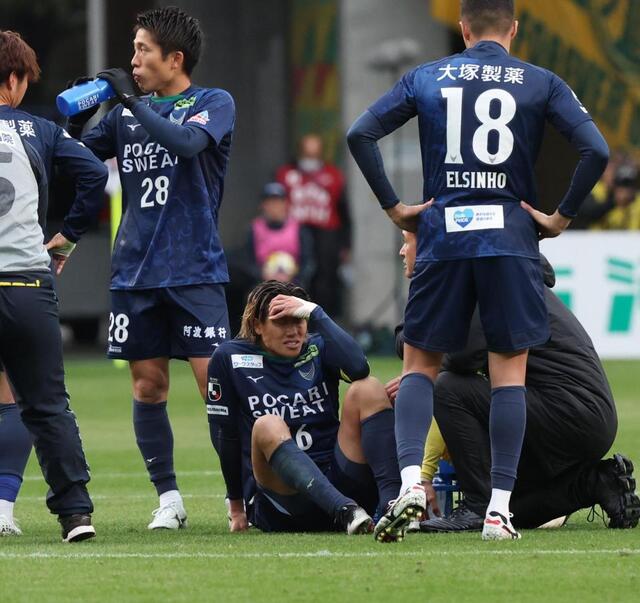 涙の負傷交代 徳島・渡は松葉づえ姿に