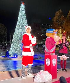 　点灯式にサンタクロース姿で出席した神戸ＭＦ佐々木